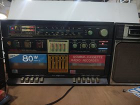 01娜111 老式收音机 +一个音响 能通电 最大尺寸约56*24cm（能通电）