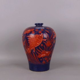 明矾红手绘鱼藻纹梅瓶