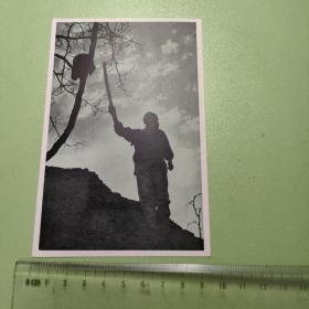 画片，黎明钟声，江波摄（1944）1955年摄影艺术展览会作品之一。