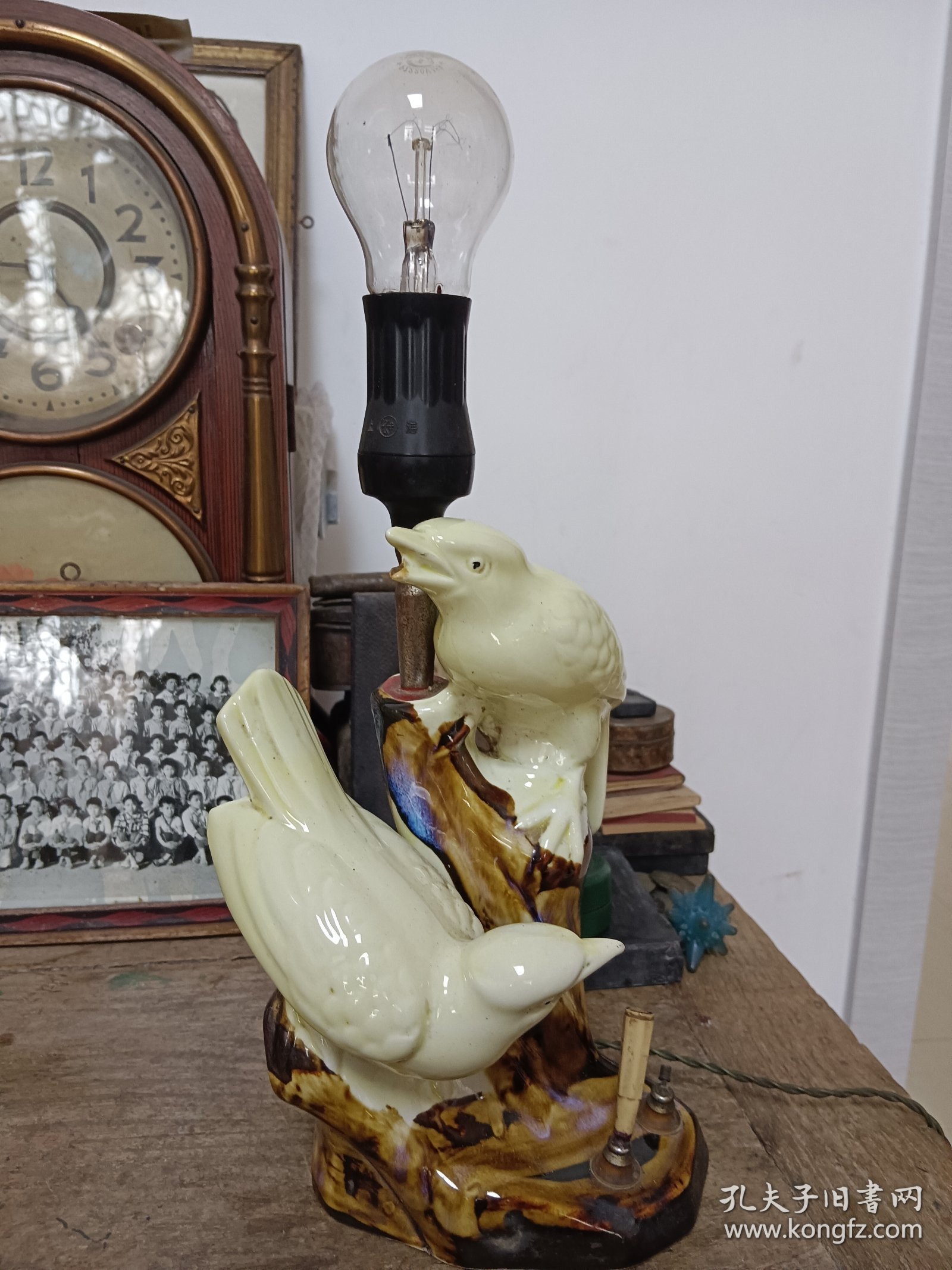 老瓷鸟台灯 瓷身完整正常使用 底座两个笔的插帽缺失一个 开关拉绳后配的 高30底座13×9