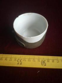 民国铜包瓷杯一个，下款为火车牌热水瓶、中国振业厂制，少见特殊，