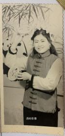 【老照片】1980年代追求文艺的漂亮女子（大熊猫背景）
