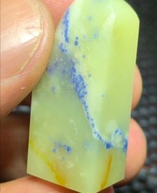 青田封门蓝星，底子干净，星点漂亮！蓝星特点，有微丝，不影响篆刻。 尺寸 青田封门蓝星，底子干净，星点漂亮！蓝星特点，有微丝，不影响篆刻。 尺寸：1*1.2*3.4