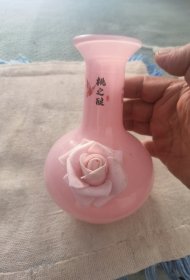 一个粉色酒瓶