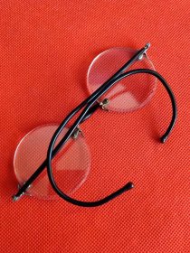 清末水晶石头平光金丝眼镜，（尺寸宽13.6/腿11.2/镜片4.8厘米）镜腿是软皮dm，完整无损，整体品相佳如图，特别稀少，保老保真。