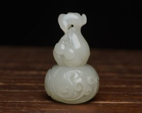 和田玉葫芦 规格: 5.3×3.3×2.9厘米，重 51克。 玉质温润细腻，沁色自然，刀功老道，皮壳包浆一流，雕刻生动，线条流畅，品相完美！