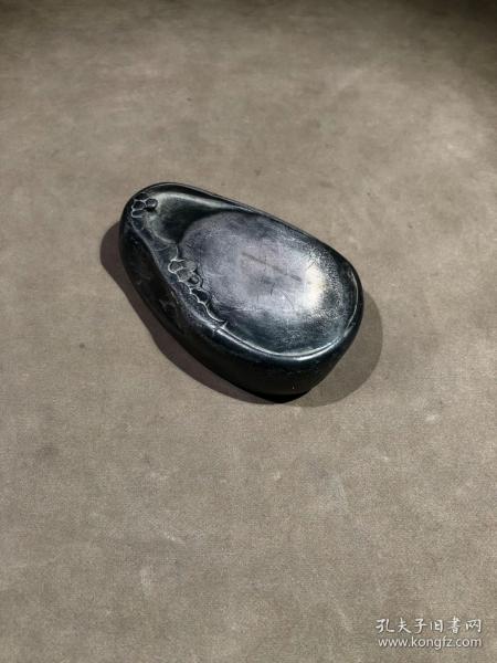 端砚，砚雕葡萄寓意子孙满堂，一本万利。砚堂火捺，玫瑰籽，蕉叶白。砚背落款：潘亦隽。砚形小巧精致，包浆厚重，质地细腻。砚长12.3厘米，宽7厘米，厚3厘米。