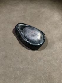 端砚，砚雕葡萄寓意子孙满堂，一本万利。砚堂火捺，玫瑰籽，蕉叶白。砚背落款：潘亦隽。砚形小巧精致，包浆厚重，质地细腻。砚长12.3厘米，宽7厘米，厚3厘米。