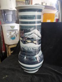 早期景德镇陶瓷手工绘制深山雪景图赏瓶花瓶，全品完整，无磕无裂，器型规整别致，釉水漂亮，尺寸如图。