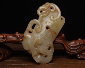 和田玉螭龙佩 规格: 8.3×4.8×1.6厘米，重 69克。 玉质温润细腻，沁色自然，刀功老道，皮壳包浆一流，雕刻生动，线条流畅，品相完美！