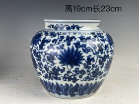 仿大明万历年制款手绘青花缠枝莲纹罐