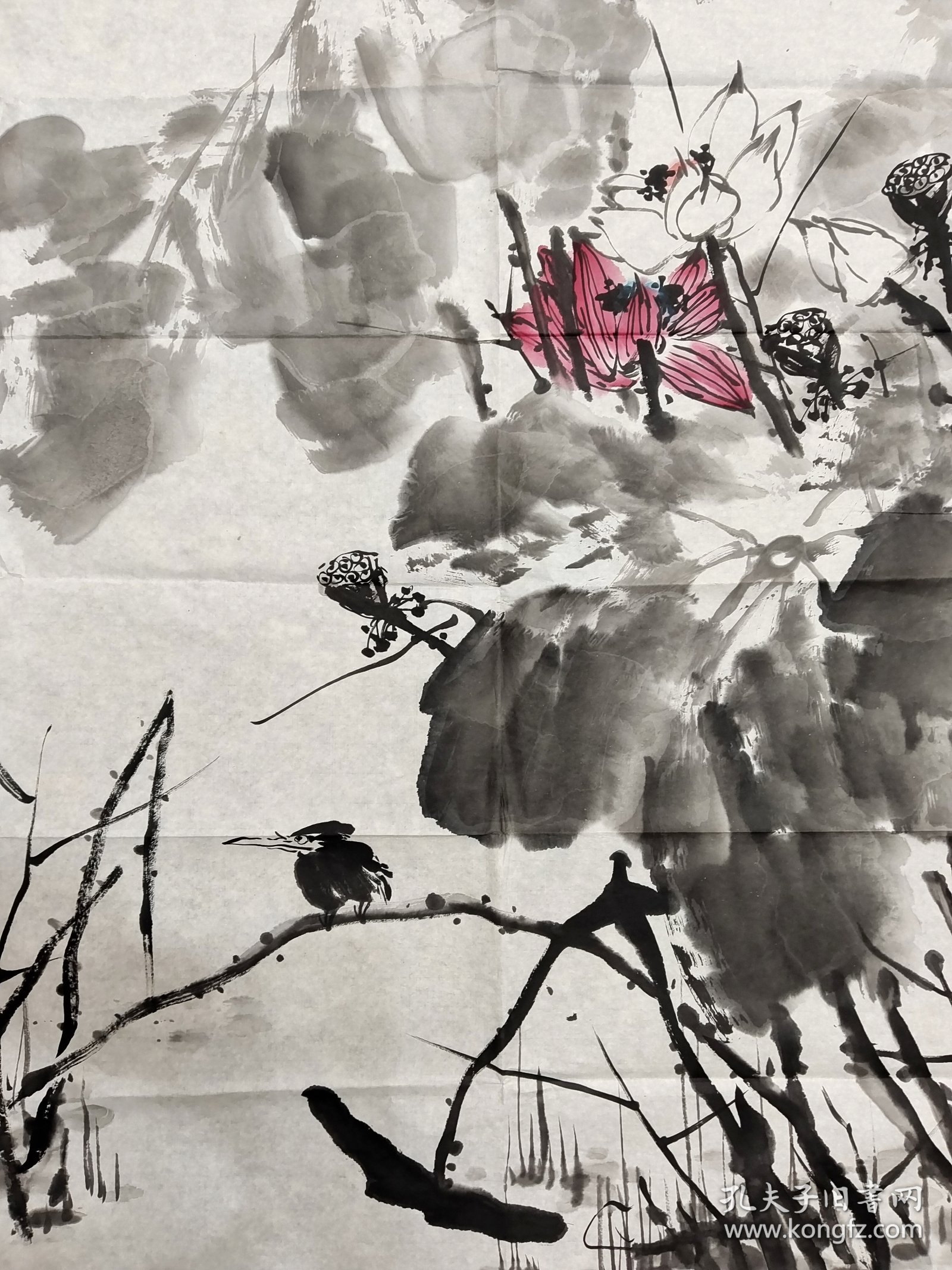 当代著名画家崔如琢《荷花》四尺整纸软片(早期精品)，1944年生于北京，美籍华人，著名书画家、鉴赏家。5岁习传统文化，曾拜师秦仲文、李苦禅等。其作品《荷风盛世》等知名，在山水、花鸟等方面成就突出。2016年向故宫捐赠1亿元。2022年以6.1亿元总成交额连续8年蝉联胡润中国艺术榜榜首。