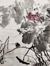 当代著名画家崔如琢《荷花》四尺整纸软片(早期精品)，1944年生于北京，美籍华人，著名书画家、鉴赏家。5岁习传统文化，曾拜师秦仲文、李苦禅等。其作品《荷风盛世》等知名，在山水、花鸟等方面成就突出。2016年向故宫捐赠1亿元。2022年以6.1亿元总成交额连续8年蝉联胡润中国艺术榜榜首。