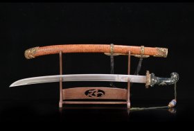 清 乾隆金桃木鞘玉把“天字四号 彩鄂”宝刀。尺寸长86厘米