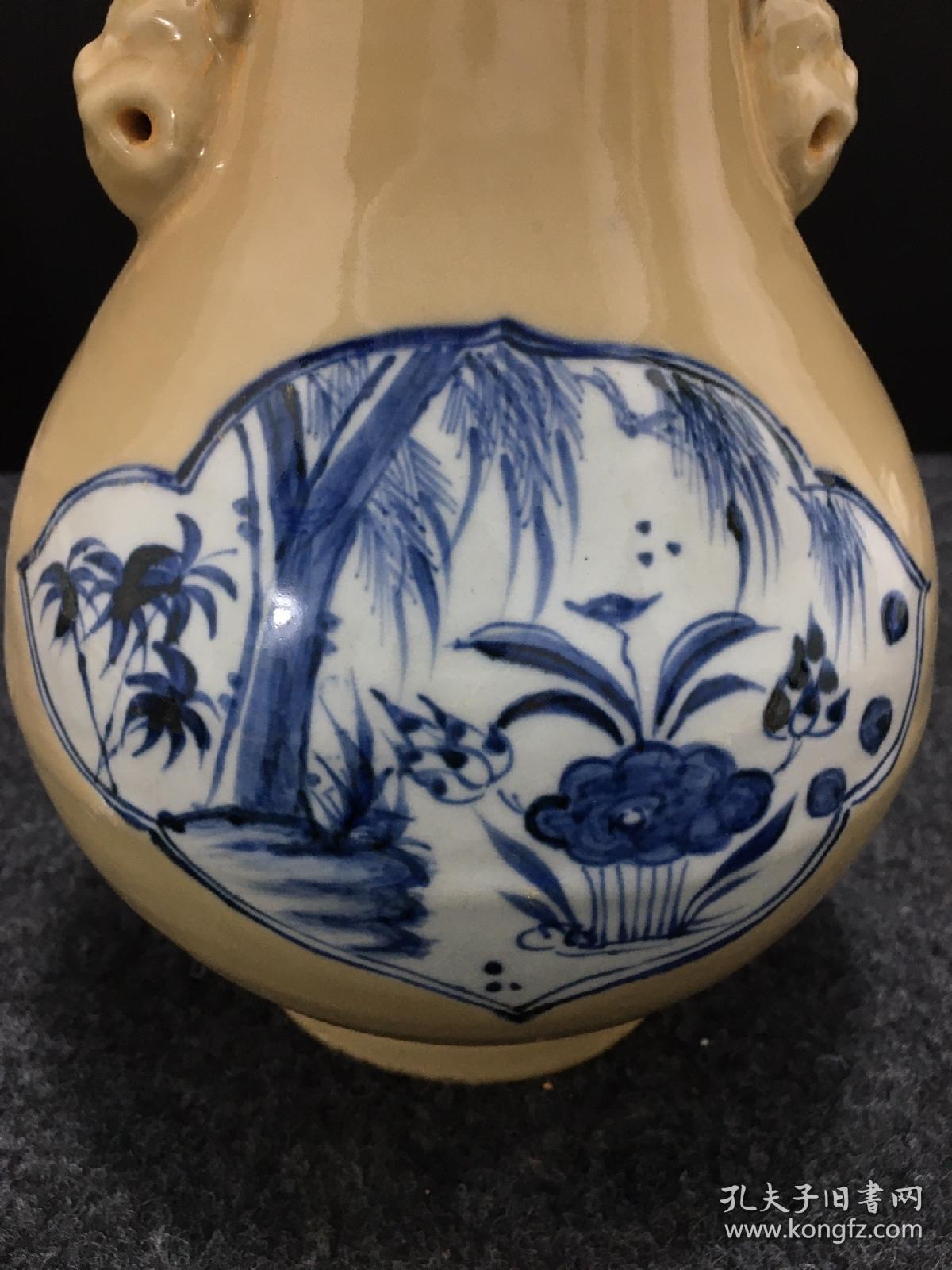 青花双耳花口瓶，花开富贵