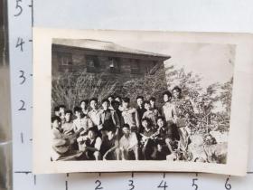 60年代昆明工学院学生教学楼前合影照片弹奏吉他(邹位相册，邹位约1961年毕业于昆工附中，之后就读于昆明工学院)