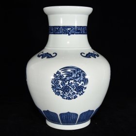 瓷团凤瓶：清雍正青花团凤纹瓶，32×24