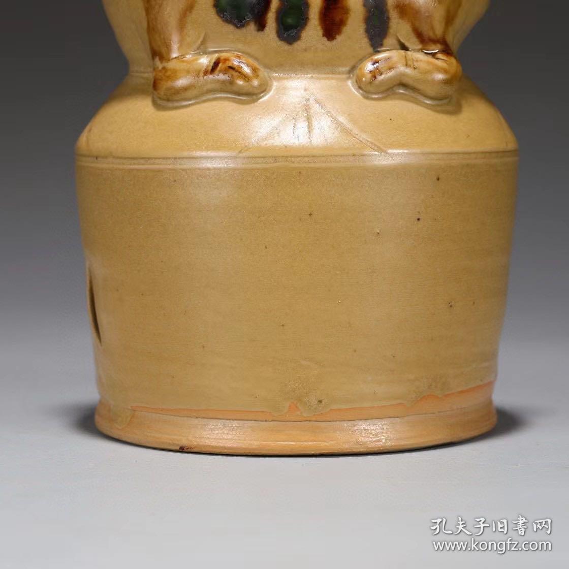 唐代 长沙窑点彩狮坐瓶 尺寸：高22.5公分 直径11.5公分