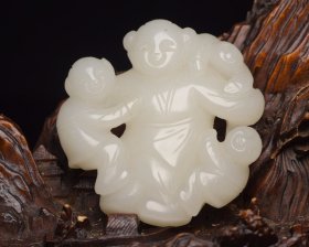 和田玉童子 规格: 5.1×5.1×1.6厘米，重 66克。 玉质温润细腻，沁色自然，刀功老道，皮壳包浆一流，雕刻生动，线条流畅，品相完美！