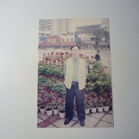 老照片-男子在长沙马路边留影（身后行人和长沙铁路医院清晰可见）