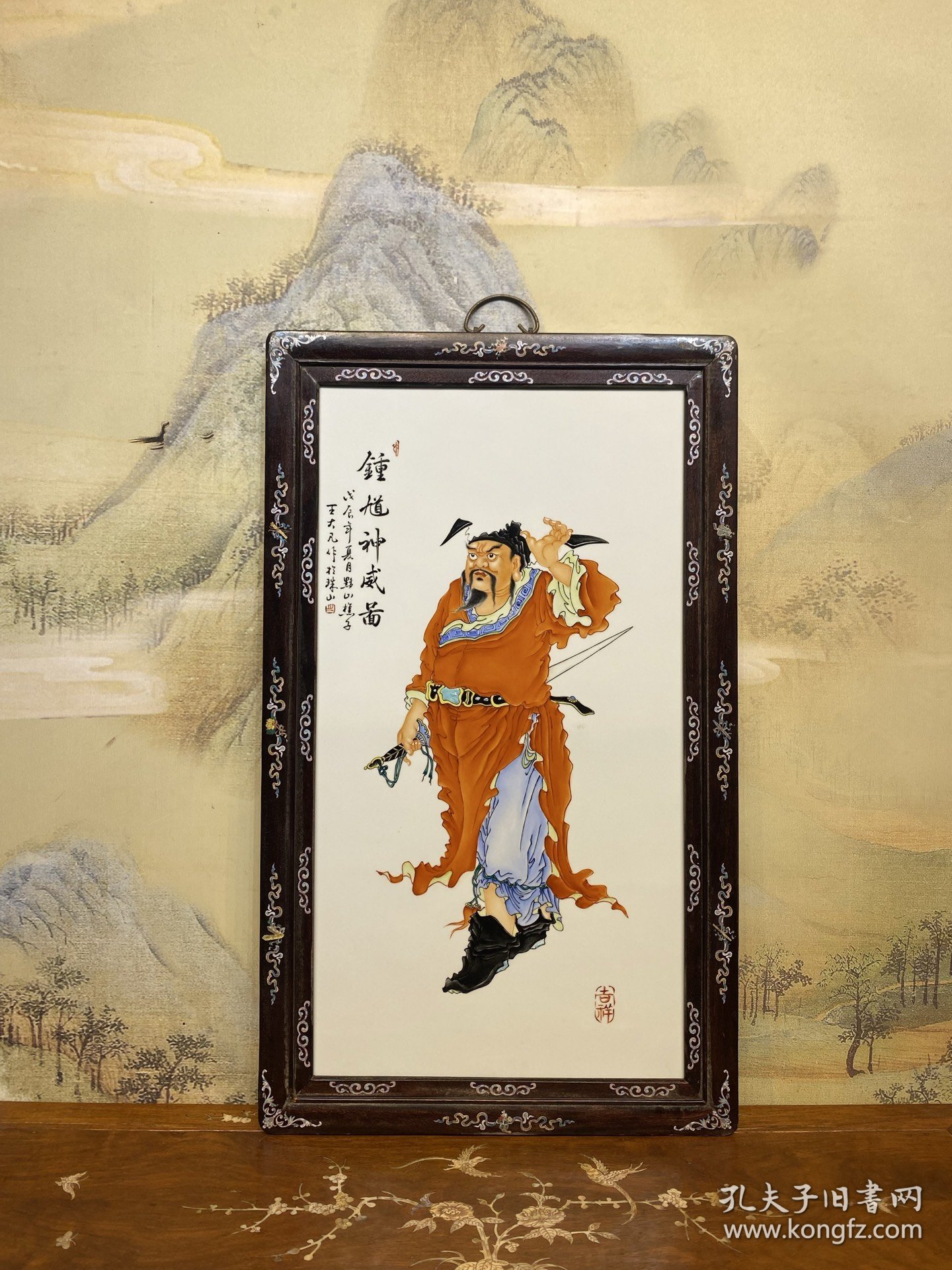 旧藏【钟馗神威图】红木镶贝壳 镶瓷板粉彩人物画挂屏，尺寸:高90厘米/宽53厘米，全品完整、实拍如图！ ​