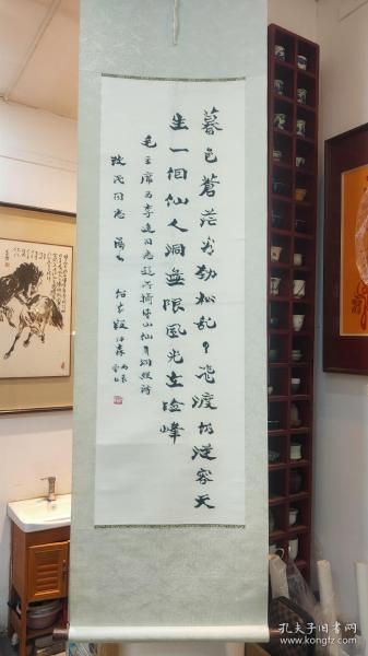 【段绍嘉】(1899—1981)名泮森，字绍嘉，生前为陕西书法家协会副主席，陕西省政协委员。“西京金石书画学会”成员，陕西书法篆刻研究会副会长，历任陕西省博物馆保管部主任。终生从事文物考古与书法研究。其楷书出于北魏，融合百家，自成面目，个性鲜明，人誉之为“段家魏”；其篆书习钟鼎彝器，入古能化，凝重古朴。有《段绍嘉先生书画作品集》作品编入《西京金石书画集》有考古论文《文物》和《人文杂志》