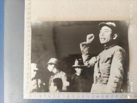 建国初期新闻展览老照片:周总理年轻时宣誓或者是入党时的照片(罕见)