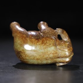 旧藏 和田玉象，玉质细腻油润，包浆老道，尺寸 长 9.6厘米，宽 5.5厘米，高 5.8厘米，重 435.5克