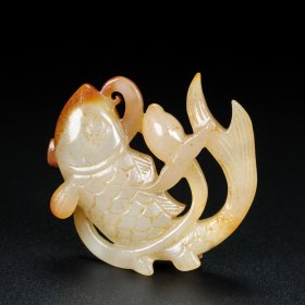 精品和田玉 ，年年有鱼，玉质细腻，包浆厚重，沁色入骨，雕工精细，品相完美，细节如图，长5宽1高5厘米，总重32克
