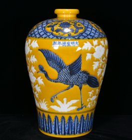 明宣德年黄釉青花花鸟纹梅瓶31*21厘米