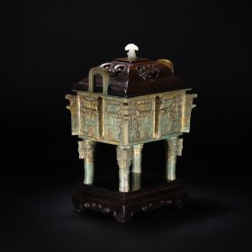 明代铜鎏金饕餮纹鼎 此鼎为明代成化年间仿古礼器，通体铜胎鎏金，灿若星辰。形制端肃，高18厘米，阔29厘米，腹深11厘米，重3615克