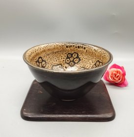 日本天目茶碗。 万代草山作 ，内壁剪纸梅花纹， 外壁天目釉。银口覆轮工艺 。釉色层次丰富。 器型端庄大气 。适合收藏和使用。 口径12.5厘米，高7厘米。