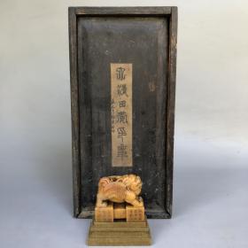 珍藏木盒寿山石田黄雕刻瑞兽钮双连体印章，印章净长6.4厘米，宽2.3厘米，高6.3厘米，净重156克