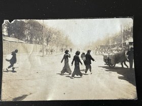 民国三位女子过马路照片。长6.5厘米，宽4厘米。满百包邮
