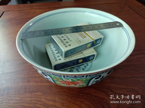 早期手绘画工精美的瓷器品相完好其它不详。尺寸18.2乘18.2乘9.5厘米高。可以实用可以放博古架上装饰