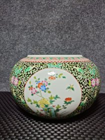 粉彩开窗蝶恋花纹笔洗