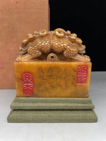 珍藏品 典藏寿山石田黄石灯光冻雕刻博古瑞兽印章摆件，石质坚硬，细腻光滑，纯手工雕刻，雕工精湛，萝卜纹清晰呈现。收藏观赏之佳品！ 规格：10×10.3×5.3cm 重量：1.02千克