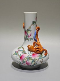 瓷器，大清乾隆年制，粉彩寿桃蟠龙描金荸荠瓶，高：14.6cm，肚直径：11cm,