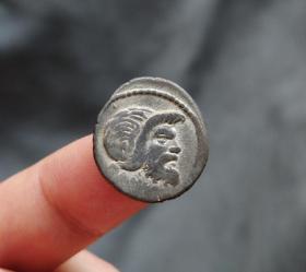 【古罗马币】共和时期潘神与朱庇特银币
公元前48年打制，制币官C. Vibius Pansa。
正面潘神面右像，背面朱庇特坐像。
20mm. 3.40g