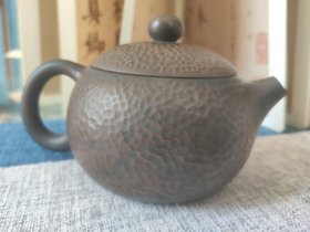 云南省建水县建水紫陶茶壶，精品紫陶壶，锤文西施壶（手工锤纹工艺），古铜色，建水紫陶壶，全手工制作，容量约200ml，手感温润，出水流畅，断水迅速。识者随缘，仅此一把！ 非紫砂茶壶，非机制茶壶！精品紫陶臻品，特殊易损商品，无法退换，看清拍！欢迎识者拍！