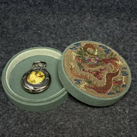 绣盒内珍藏怀表 首饰盒尺寸：长宽高12/12/4.2厘米