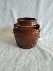 早期老黄釉陶罐，以前是用来腌制萝卜干的，品相如图无磕碰裂，釉水莹润，喜欢的朋友来结缘。