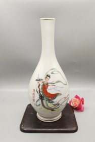 大连红梅老酒瓶，画工精美的麻姑献寿图案，白瓷胎粉彩绘制。瓶身完整无磕碰。适合摆放或收藏。口径3厘米，高23.5厘米。满58包邮偏远地区邮费自付。
