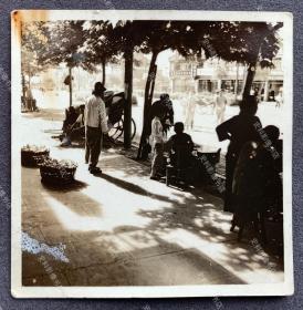 【南京旧影】抗战时期 南京初夏时节街边的摊贩、黄包车等市井民生 原版老照片一枚