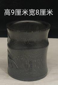 L仿亚犀牛角笔筒(鱼子纹明显)，选材上乘，雕工精细，器型优美，纹理清晰，尺寸细节如图，重201g