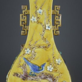 清代 王炳荣雕瓷黄釉素三彩花鸟纹双耳四方瓶 高度42.2cm，肚径17.5cm。