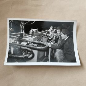新华社记者摄1970年五月上海锻压机床四厂《上海工人阶级大搞技术革新不断取得新成果》【24】