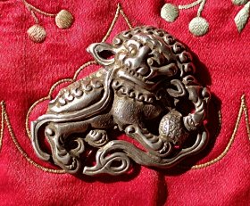 清末狮子滚绣球老银饰