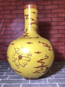 清代手绘龙纹描金天球瓶一个，器型规整精致，釉水发色纯正，包浆厚重