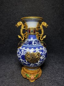 珍藏精品套盒 内放青花瓷花瓶和精品名家字画一副 套盒尺寸：长宽高39.5/35.5/19.5厘米。